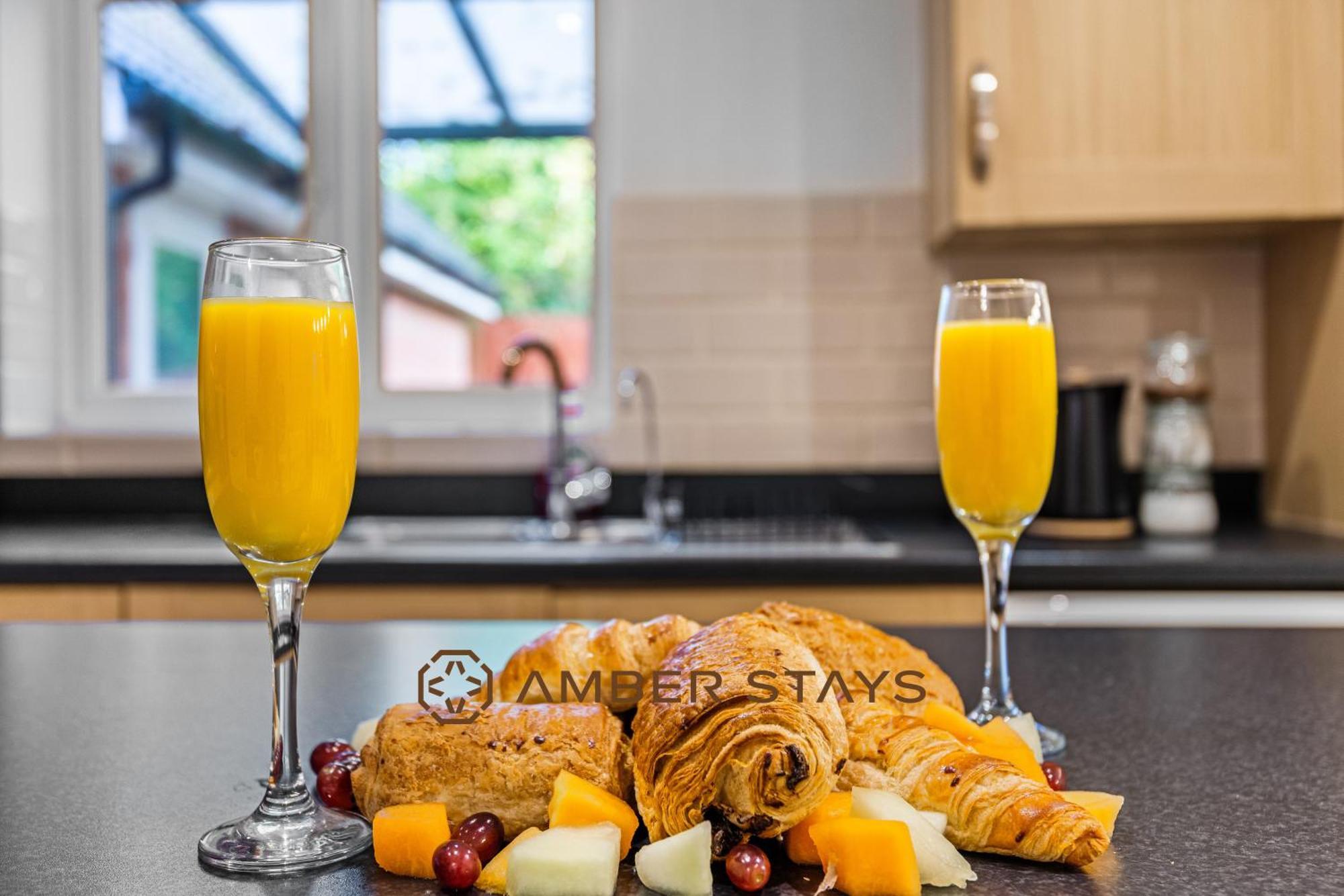 Spacious 5 Bed House In Reading By Amber Stays, Perfect For Business & Contractors, Sleeps 12! Экстерьер фото