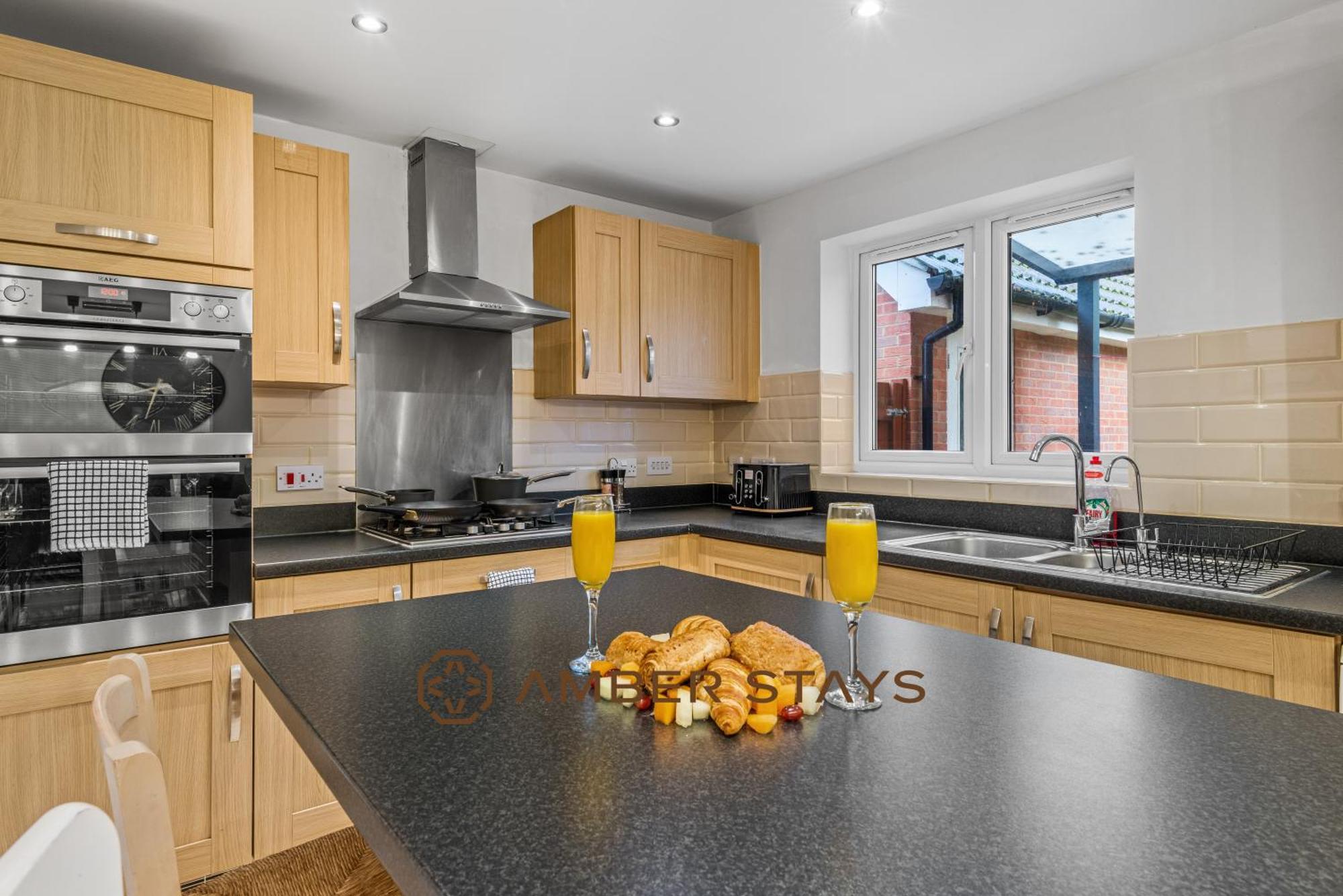 Spacious 5 Bed House In Reading By Amber Stays, Perfect For Business & Contractors, Sleeps 12! Экстерьер фото