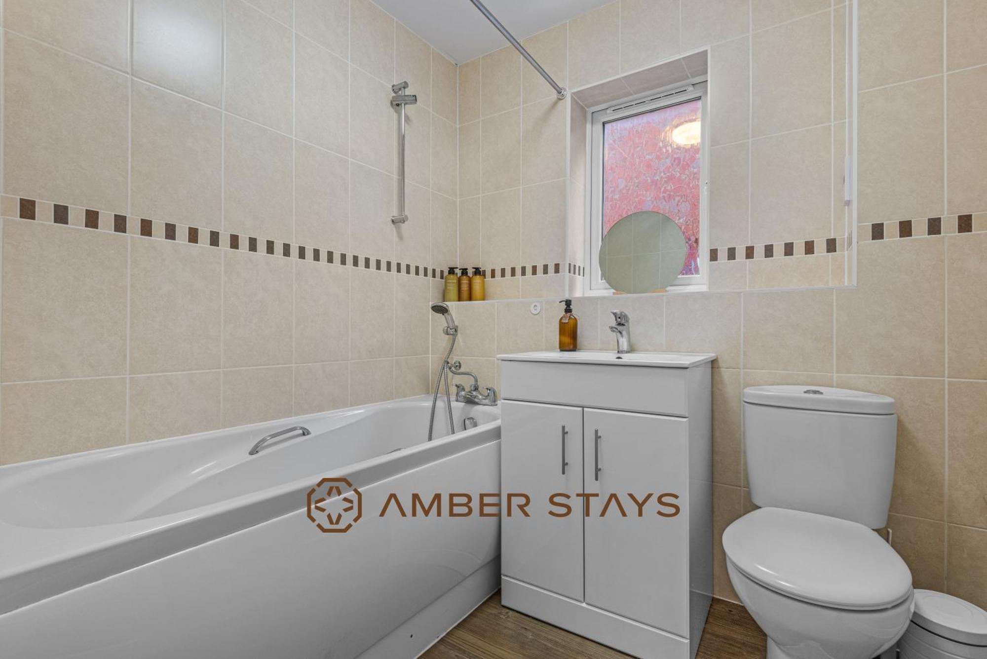 Spacious 5 Bed House In Reading By Amber Stays, Perfect For Business & Contractors, Sleeps 12! Экстерьер фото