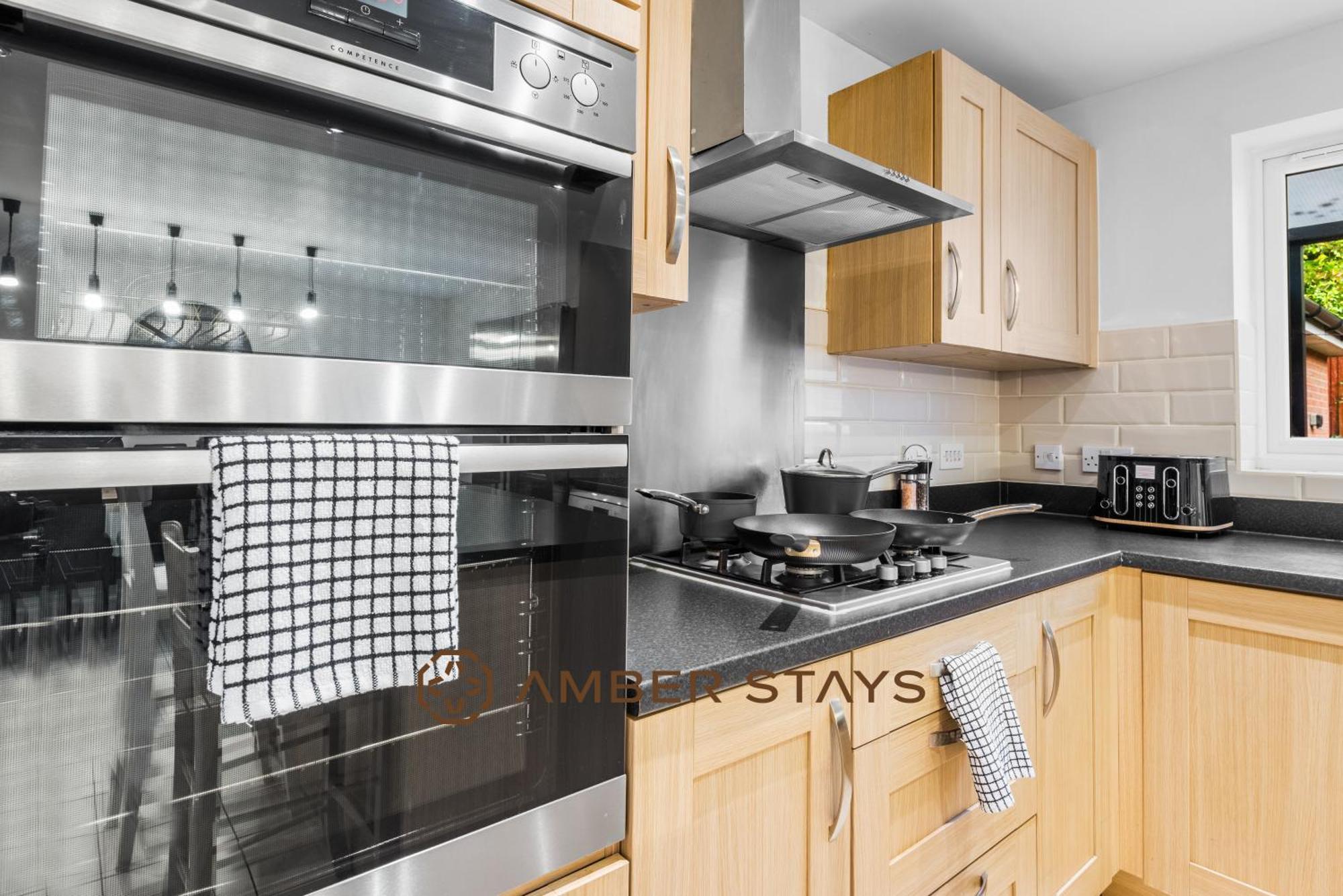 Spacious 5 Bed House In Reading By Amber Stays, Perfect For Business & Contractors, Sleeps 12! Экстерьер фото